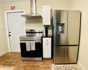 Refrigerador, microondas, horno, placa de cocina