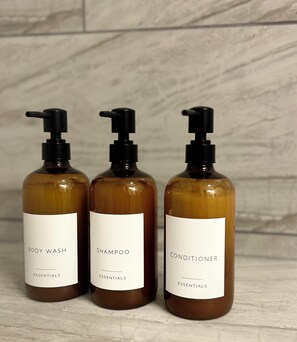 Ducha, secador de pelo, toallas, jabón