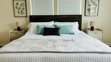 3 makuuhuonetta, silitysrauta/-lauta, vauvan matkasänky, Wi-Fi