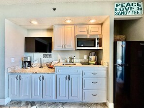 Refrigerador, microondas, parrilla de estufa y cafetera y tetera