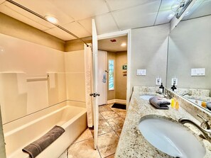 Haartrockner, Handtücher, Toilettenpapier