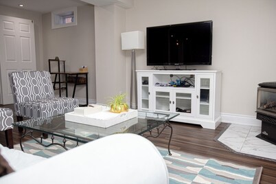 Serenity in the Hills - Charming 1-bdrm house w WiFi and Hot Tub in Orangeville