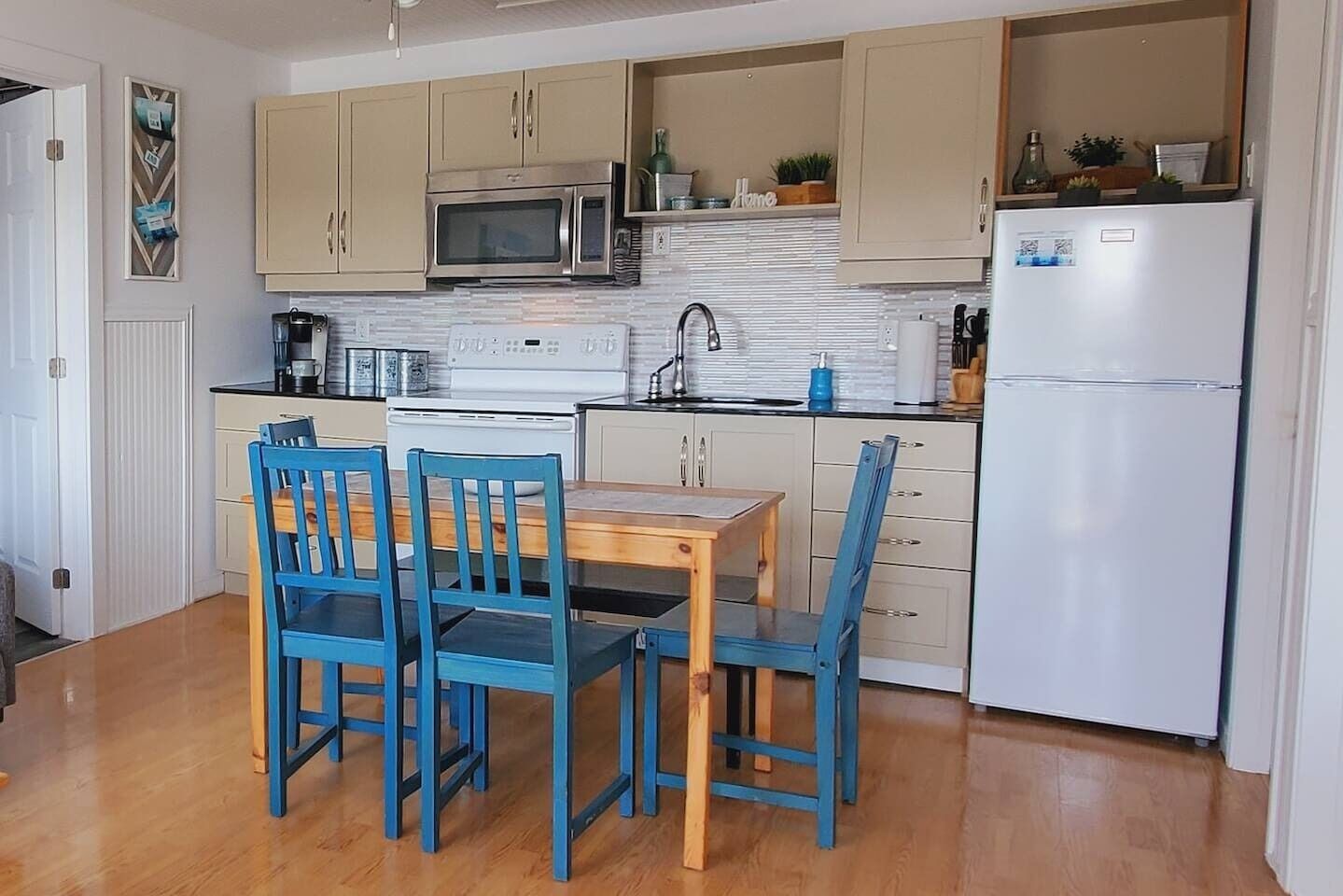 Refrigerador, microondas, horno y parrilla de estufa 