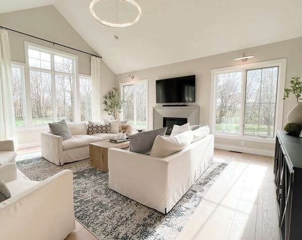 Smart TV, fireplace - EAA - Spacious 5-bedroom, 3.5 bath house (Fond du Lac)