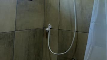 Douche, serviettes fournies, savon, papier toilette