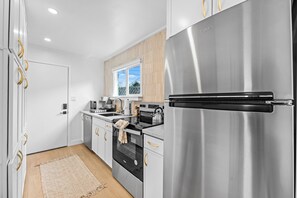 Refrigerador, microondas, horno, placa de cocina