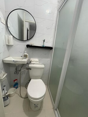 Doccia, bidet, asciugamani, sapone
