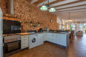 Kylskåp, mikrovågsugn, ugn och spishäll