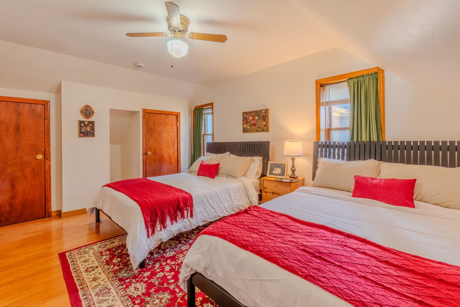 4 habitaciones, tabla de planchar con plancha, wifi y ropa de cama 