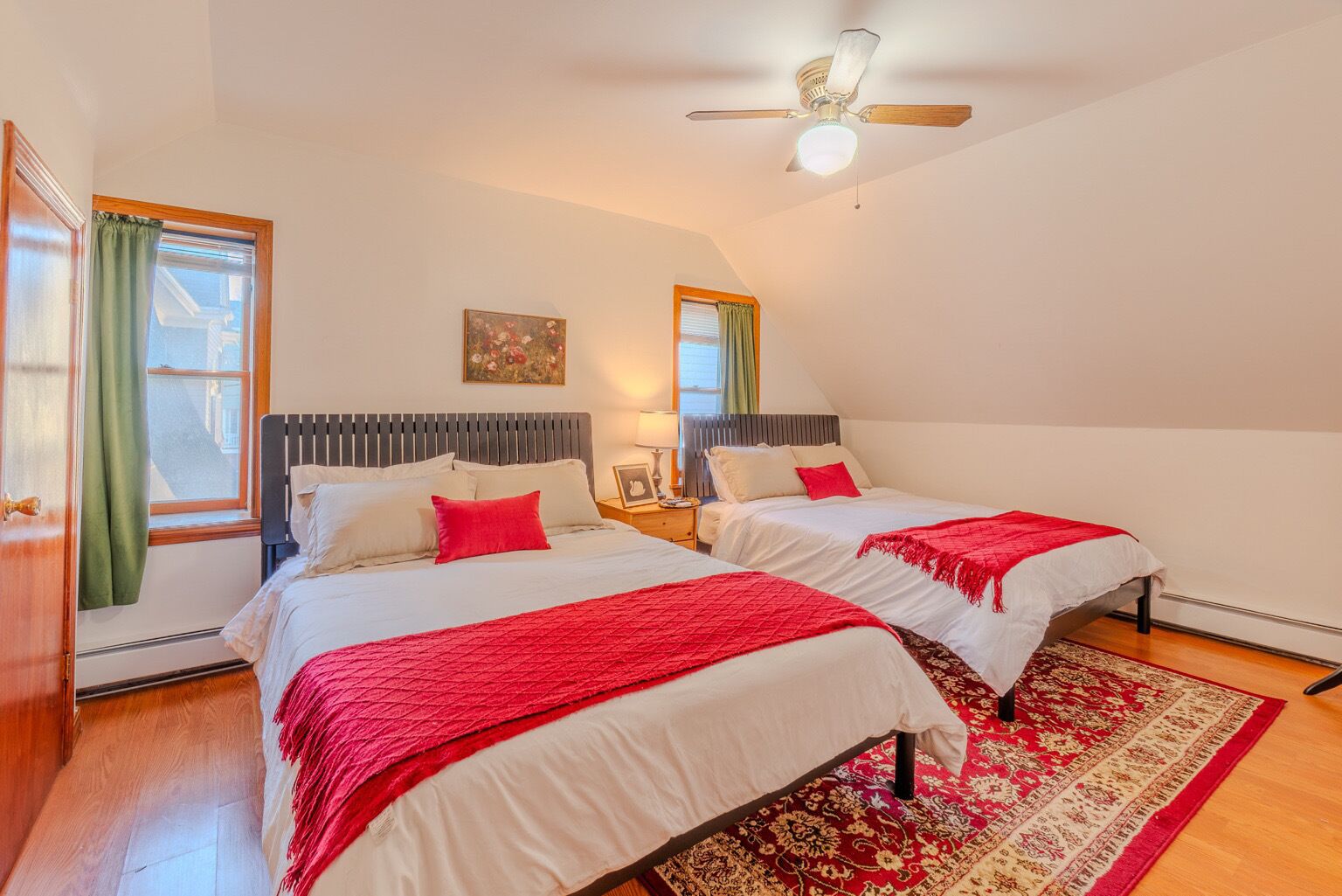 4 habitaciones, tabla de planchar con plancha, wifi y ropa de cama 