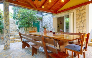 Outdoor dining - Amazing home in Donja Hlapa (Donja Hlapa)