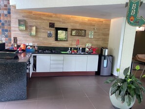 Fridge, microwave, oven, stovetop - Beautiful Country House in Gravatá Condominium (Gravatá)