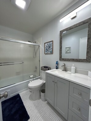 ヘアドライヤー、タオル、石鹸、シャンプー