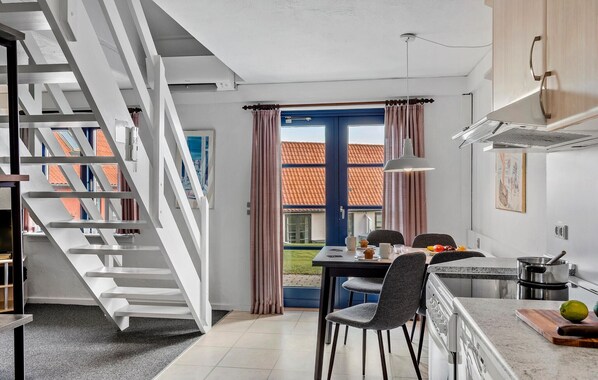 Kjøleskap, kokeplater, oppvaskmaskin og kaffetrakter/tekoker