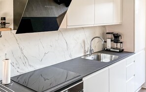 Køleskab, kogeplade, opvaskemaskine, kaffe-/temaskine