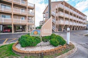 Exterior - Sun drenched panoramic ocean views 3 king suites (Carolina Beach)