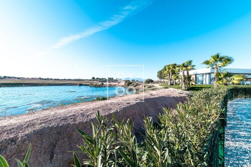 Isla de la Luz: Resort apt, pool, private garden, mountain views - by OYOOSTAYS