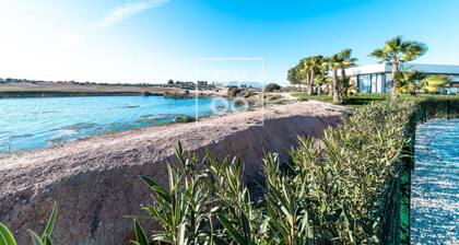 Isla de la Luz: Resort apt, pool, private garden, mountain views - by OYOOSTAYS