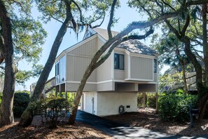 Exterior - 2BR/2BA + Loft Cottage! Close to Beach! Golf Course Views! Amenity Cards Available! (Seabrook Island)