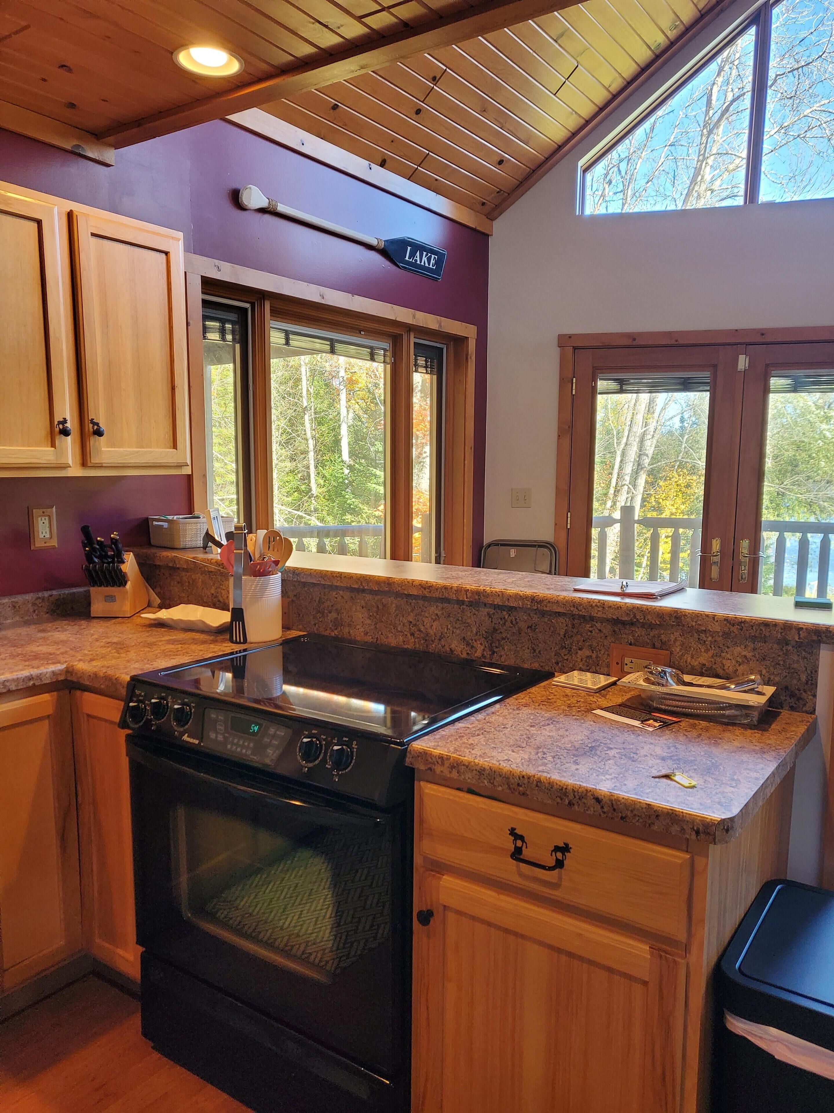 Kühlschrank, Mikrowelle, Wasserkocher mit Kaffee-/Teezubehör