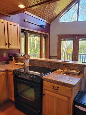 ثلاجة، ميكروويف، ماكينة لصنع القهوة/الشاي، مستلزمات طهي/أطباق/أوعية