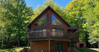 Rock Lake Retreat: A Cozy Lakeside Getaway Wrapped in Autumn Beauty