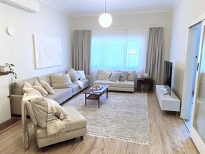 Living area - Tranquil Coogee Retreat with large backyard & pool (Coogee)