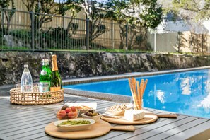 Outdoor pool - Tranquil Coogee Retreat with large backyard & pool (Coogee)