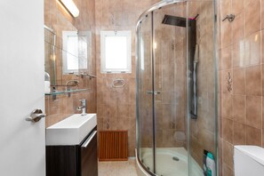 Douche, sèche-cheveux, serviettes fournies