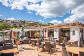 Outdoor dining - Apartment 'Grimaud 4 Personnes Clim Vue Mer' with Sea View, Private Terrace and Air Conditioning (Grimaud)