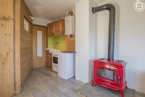 Fridge, oven, stovetop, coffee/tea maker