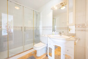 Douche, serviettes fournies