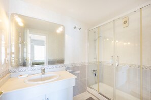 Shower, towels