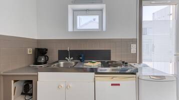 Réfrigérateur, micro-ondes, plaque de cuisson, cafetiÚre/bouilloire