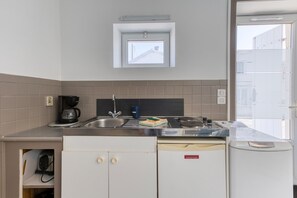 Réfrigérateur, micro-ondes, plaque de cuisson, cafetiÚre/bouilloire