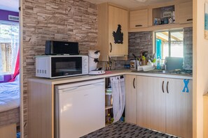 Fridge, microwave, oven, stovetop - Mobile home in La Tremblade – Private garden, terrace, playground, and shared pool (La Tremblade (17390))