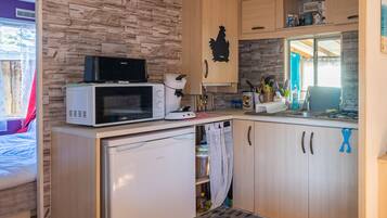 Een koelkast, een microgolfoven, een oven, een kookplaat