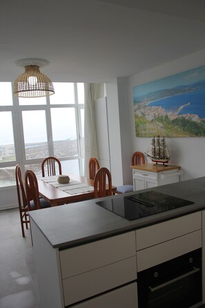 Jääkaappi, mikroaaltouuni, uuni, liesi