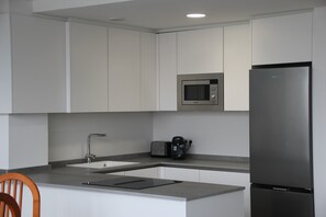 Jääkaappi, mikroaaltouuni, uuni, liesi