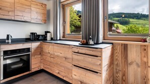 Kaffetrakter/tekoker, kjøleskap, mikrobølgeovn og ovn