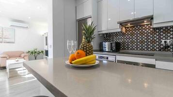 Kühlschrank, Mikrowelle, Ofen, Herdplatte