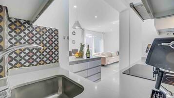 Kühlschrank, Mikrowelle, Ofen, Herdplatte