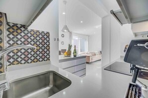 Fridge, microwave, oven, stovetop - Apartment 'Fuengirola City Center' with Sea View, Wi-Fi and Air Conditioning (Fuengirola)