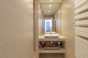 Shower, hair dryer, towels