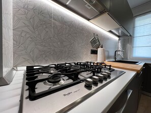 Kühlschrank, Mikrowelle, Ofen, Herdplatte