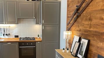 Frigorifero, microonde, forno, piano cottura