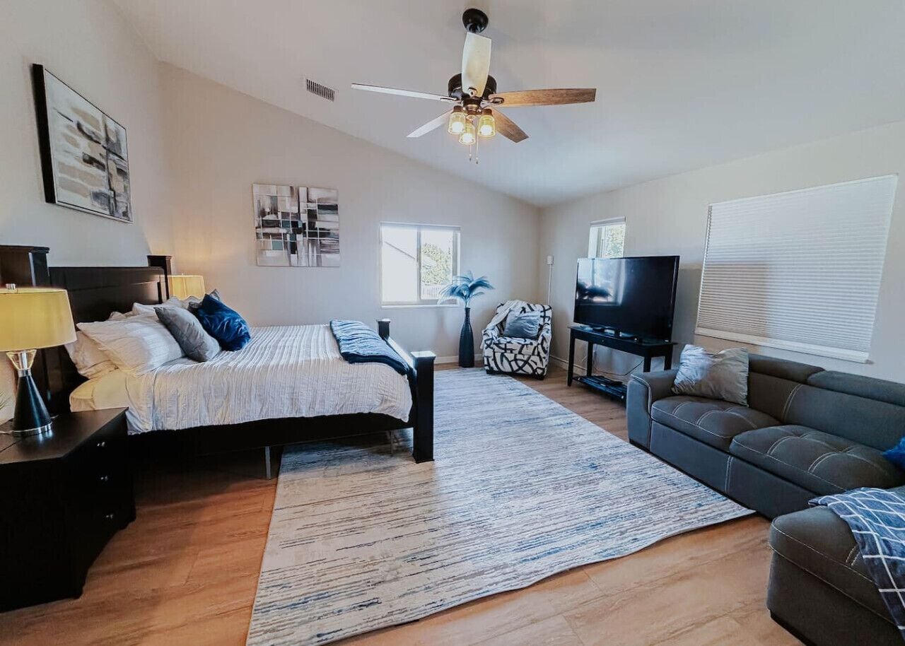 4 bedrooms, desk, iron/ironing board, travel cot