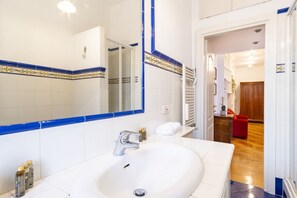 Shower, hair dryer, bidet, towels - Elegantis.it Solinda Suite Apartment with Private Terrace - Metro, Tram & Bus (Roma)