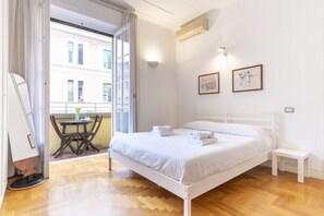1 bedroom, desk, iron/ironing board, travel cot - Elegantis.it Solinda Suite Apartment with Private Terrace - Metro, Tram & Bus (Roma)