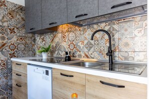 Kühlschrank, Mikrowelle, Herdplatte, Geschirrspüler